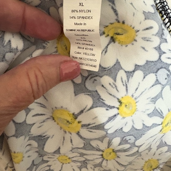 Norma Kamali halter top featuring a daisy print. Size XL - Picture 6 of 6